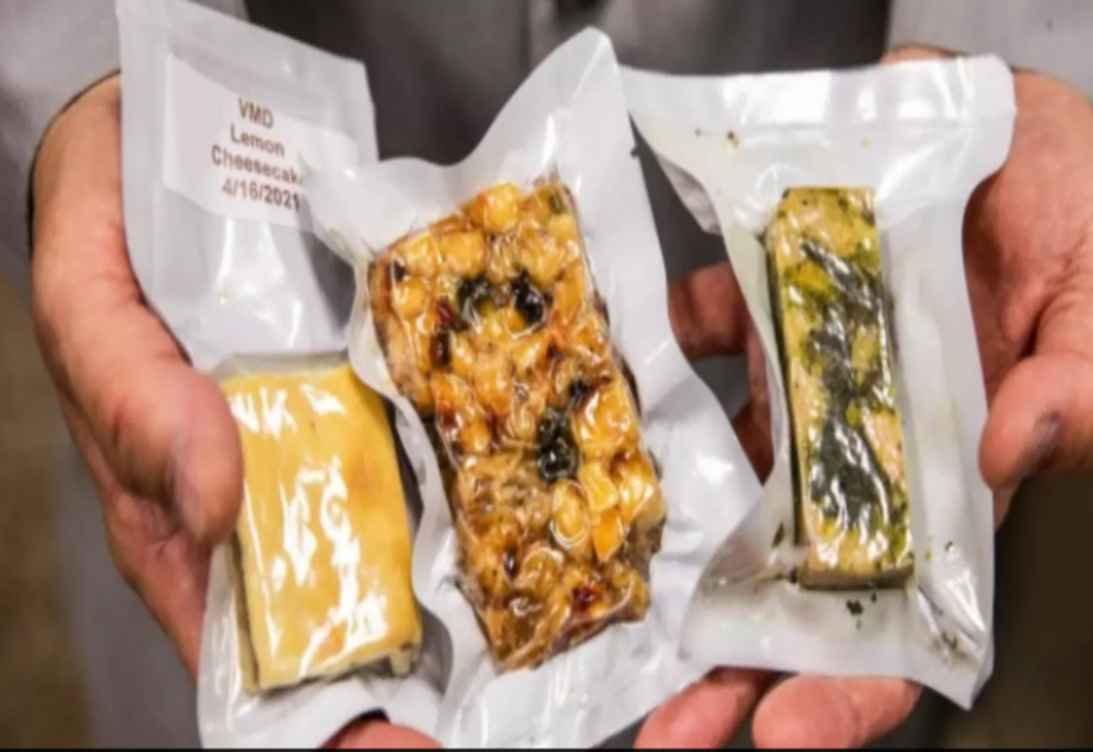 Nouă afacere în România: Mâncare de război, vândută ILEGAL pe internet