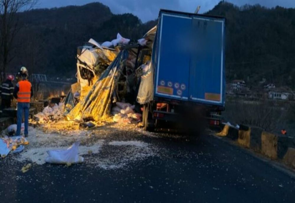 Trafic blocat, pe Valea Oltului. Impact nimicitor între două TIR-uri: un mort, 2 răniți
