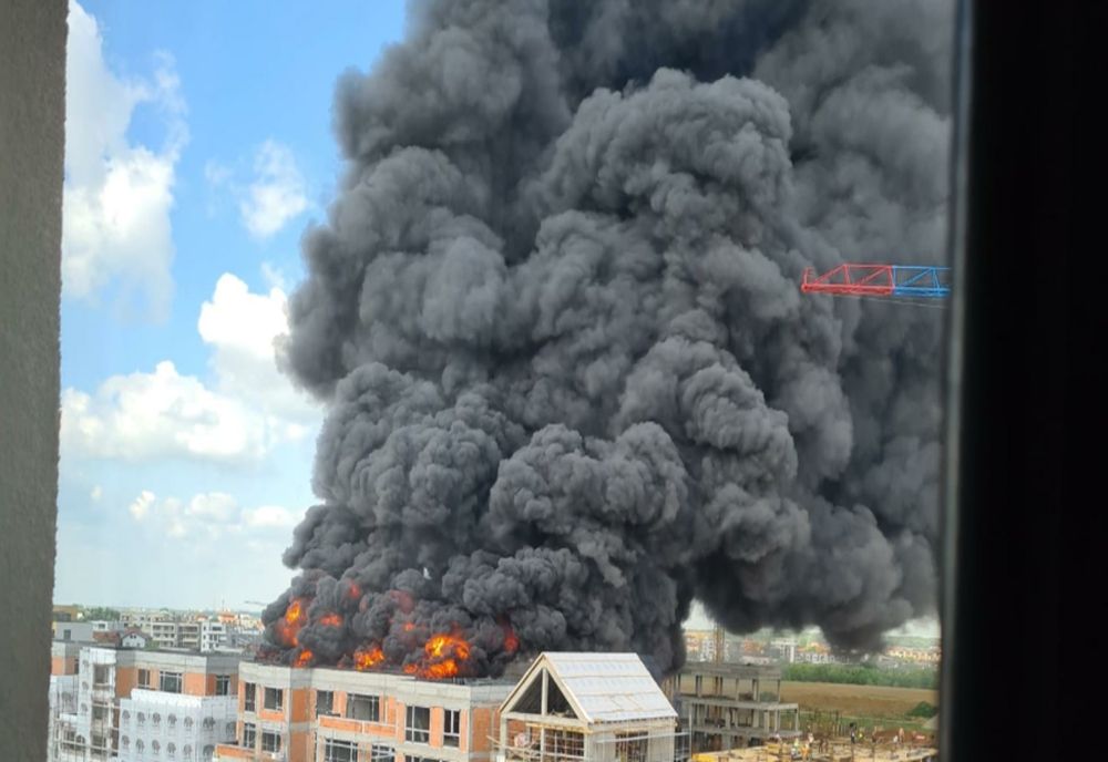 Incendiu PUTERNIC în nordul Capitalei, cu degajare uriașă de fum