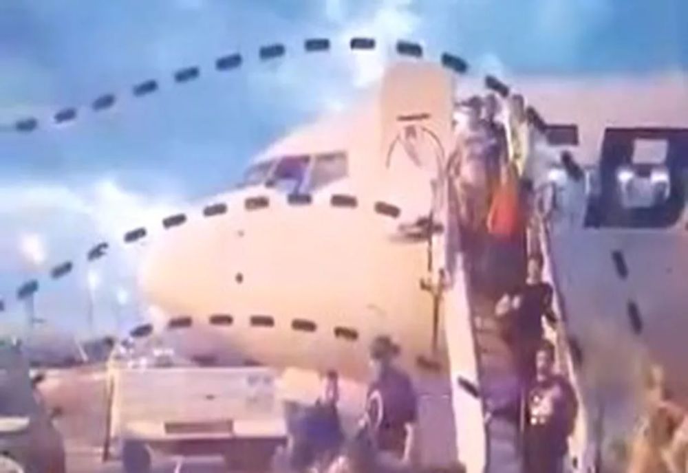 VIDEO | Scandal în avion! Bărbat, încătușat pe Aeroportul Henri Coandă