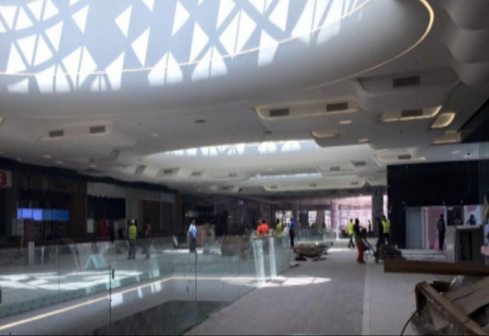 Alte două ALERTE cu bombă în București: Autoritățile verifică Piața Romană și complexul comercial Mega Mall