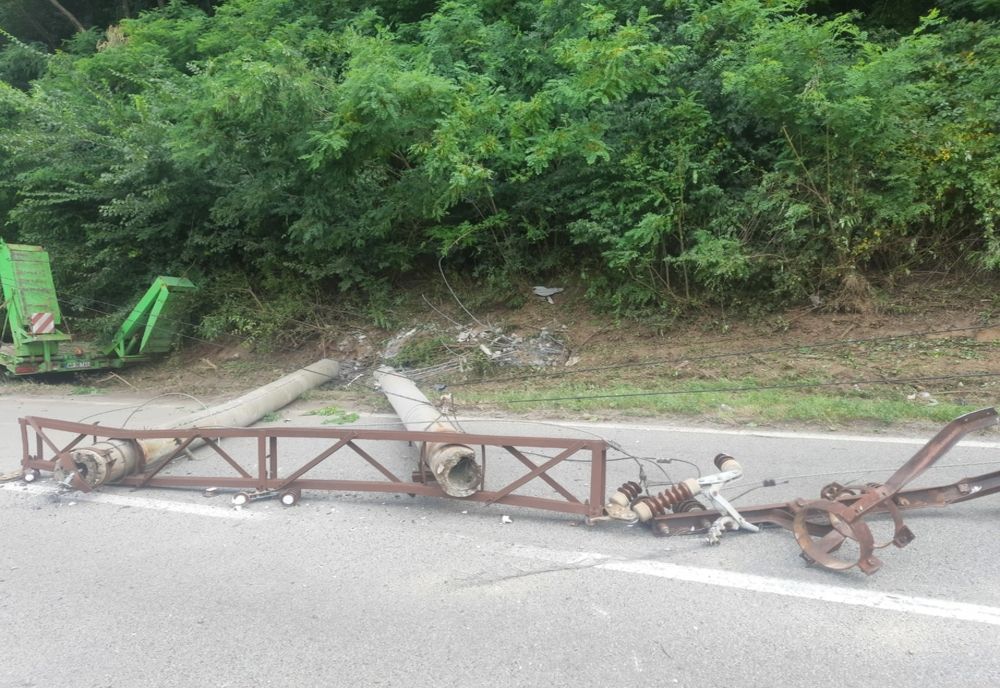 Trei persoane rănite grav, în Vâlcea, după ce un TIR a lovit un stâlp, care în cădere a fost agăţat de un tren (VIDEO)