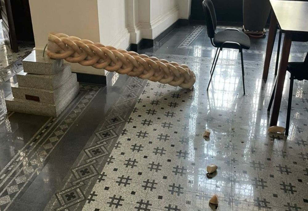 Copilul rănit de  o statuie în Primăria Capitalei este internat la ATI 