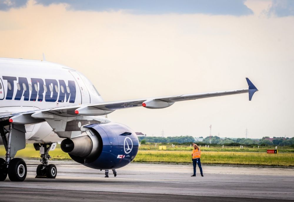 O aeronavă TAROM plină cu români, întoarsă de urgență pe Otopeni