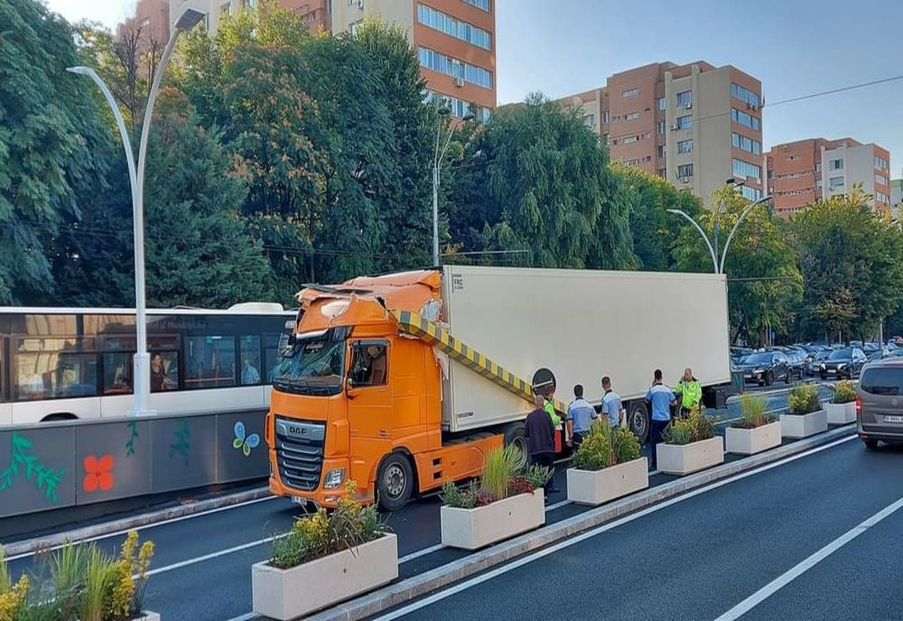 Pasajul Unirii, blocat pe un sens după ce un TIR s-a blocat din cauza înălțimii