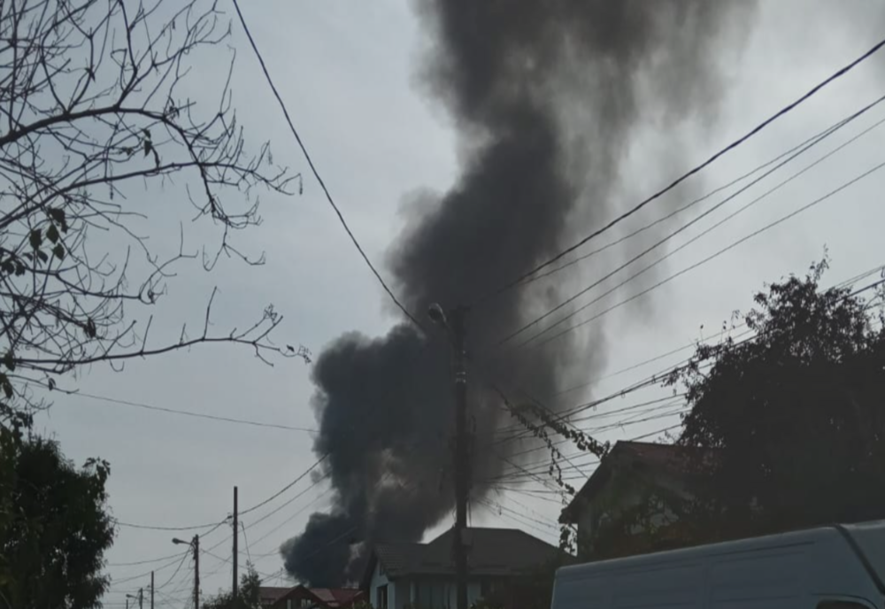 Incendiu violent, la un depozit din Voluntari