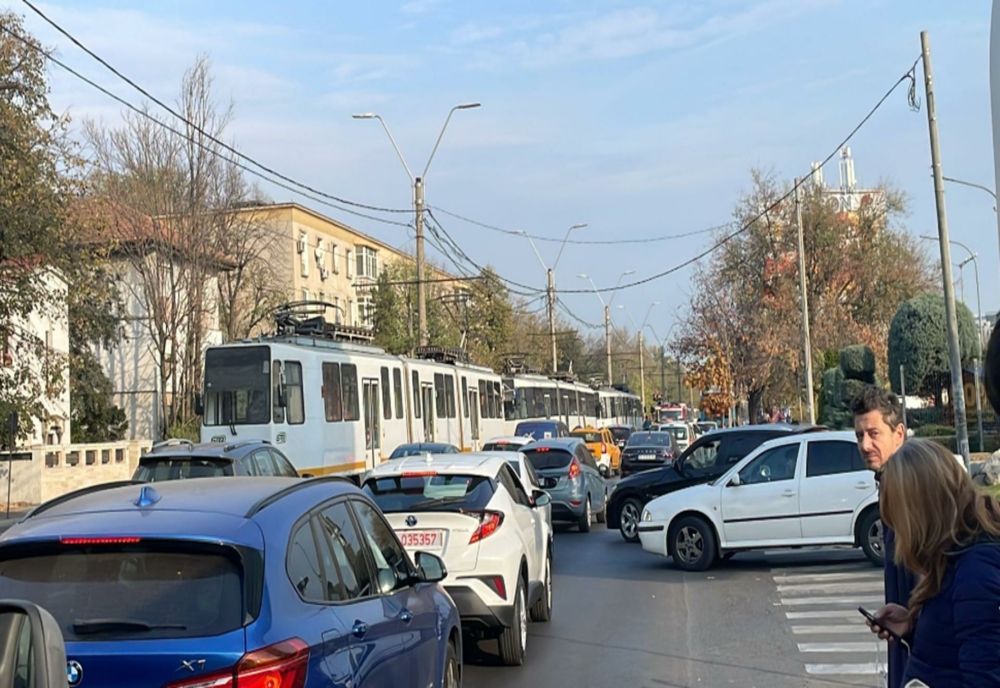 Autospecială de poliție, implicată într-un accident rutier în București. Două persoane au ajuns la spital