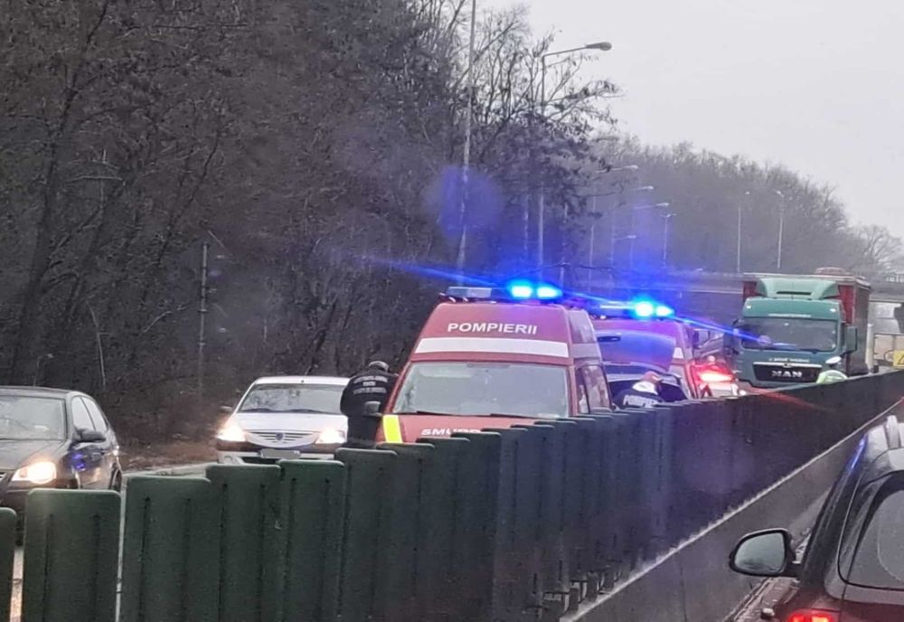 Ilfov. Autoturism lovit în mers de un copac căzut pe partea carosabilă. Două persoane au suferit leziuni uşoare