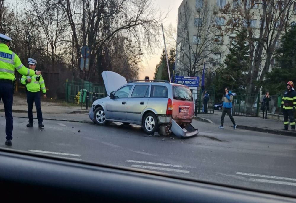 Accident pe șoseaua Vitan Bârzeşti din Capitală. Două fete care mergeau pe trotuar, lovite de o maşină care a ricoşat după un accident