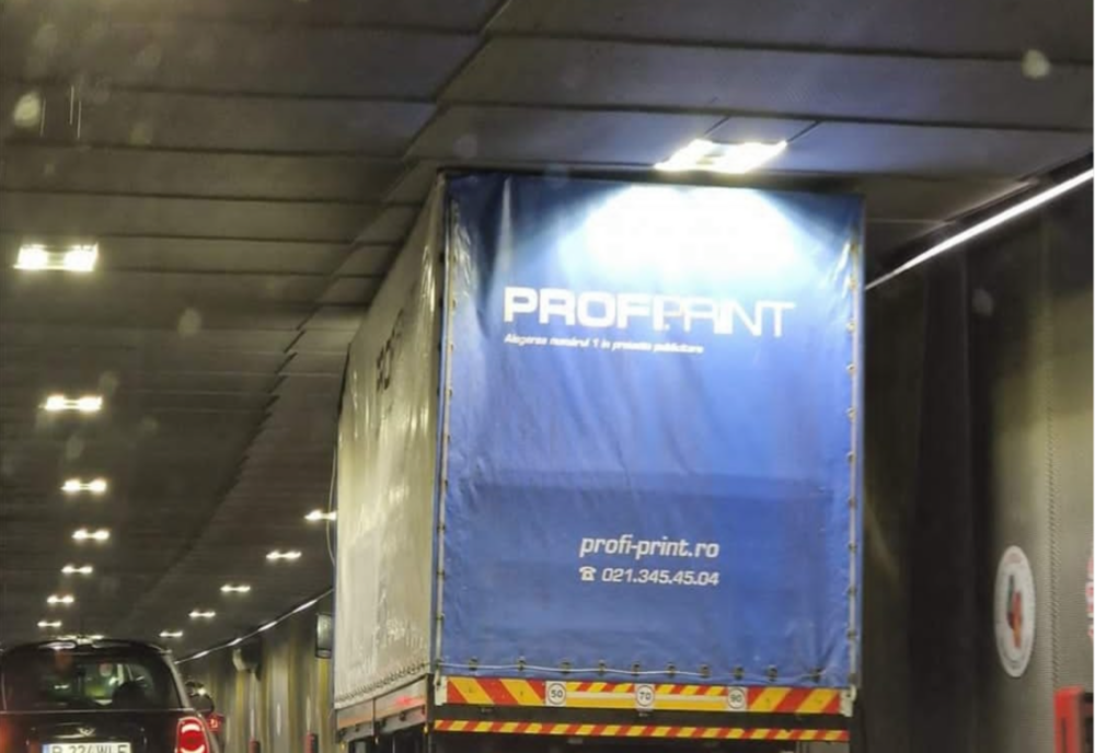 Un nou incident în pasajul Unirii. Un camion a rămas blocat, traficul este perturbat