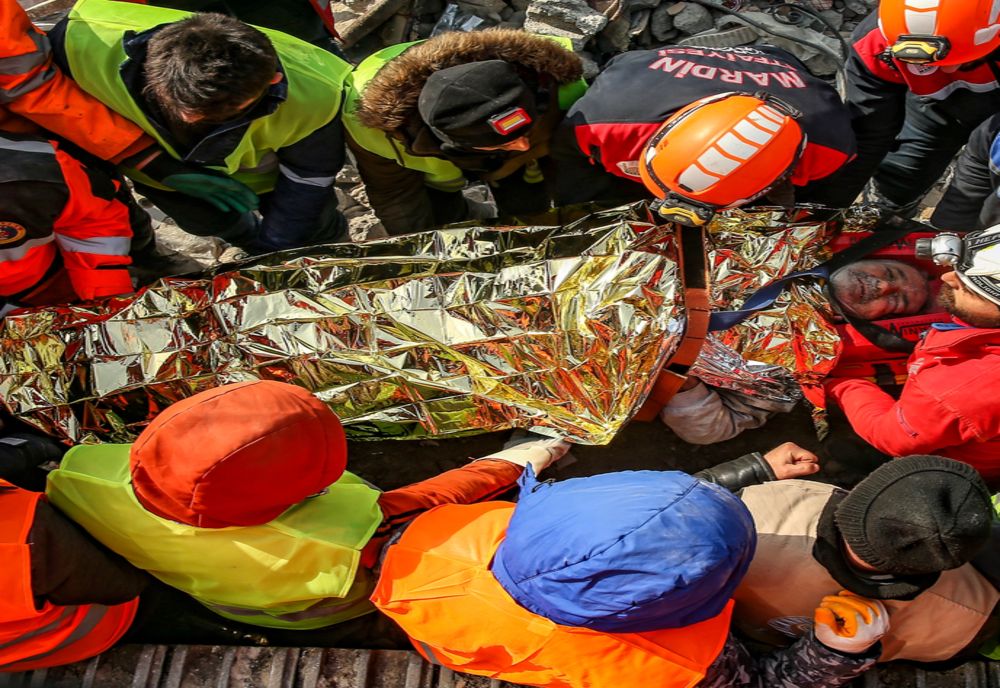 VIDEO| Miracol în Turcia. Femeie salvată după ce a petrecut 100 de ore sub dărâmături