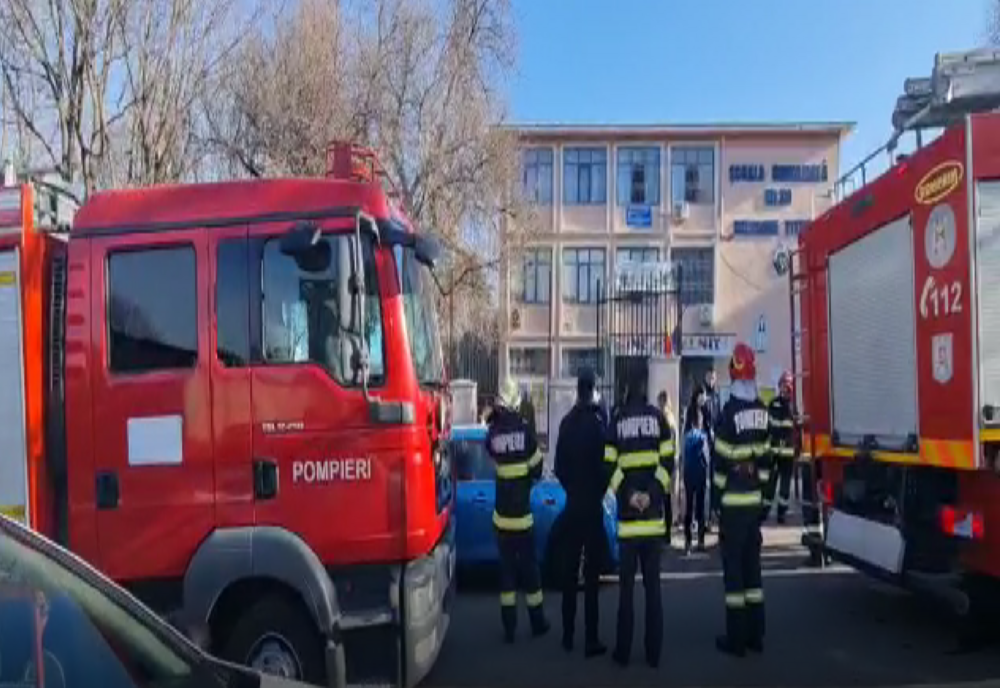 VIDEO Incendiu la o școală din Constanța. Sute de elevi și profesori evacuați