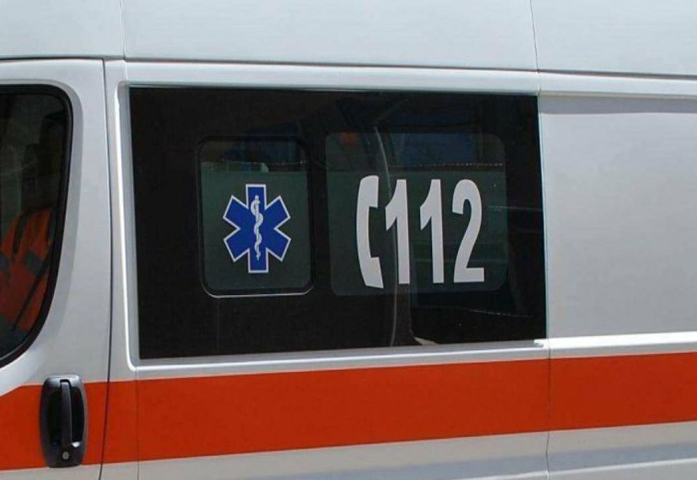 21 de turişti, transportaţi la spital după ce au acuzat simptome de indigestie. Printre bolnavi, și 6 copii