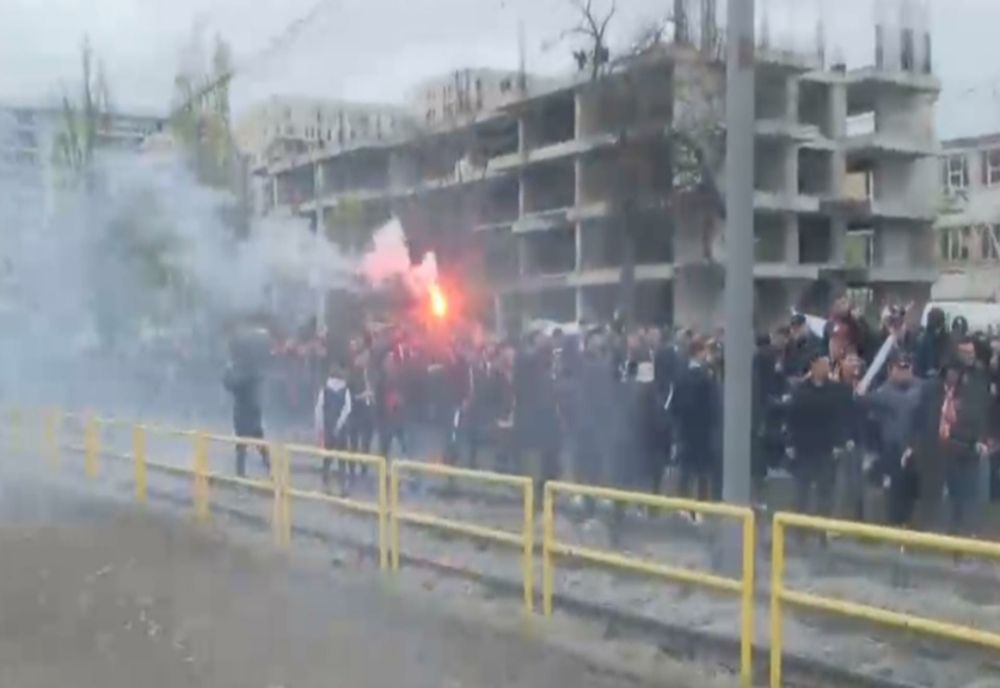 Violențe pe stadion între suporterii STEAUA-DINAMO și forțele de ordine! Jandarmii călare au intrat în ultrași