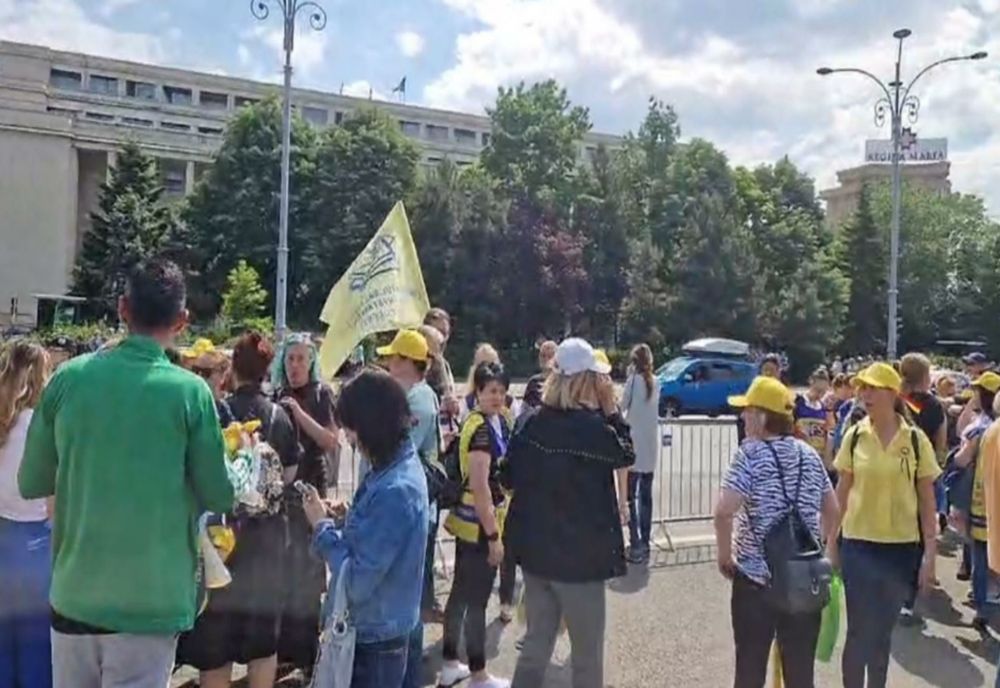 Protest de amploare în Piața Victoriei. Sindicatele din Educație își cer drepturile în stradă 