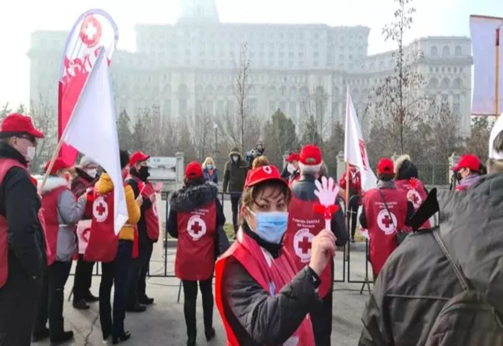 Salariile mici îi scot pe angajații din sistemul medical în stradă - Medicii închid spitalele, Rafila se plimbă prin Elveția