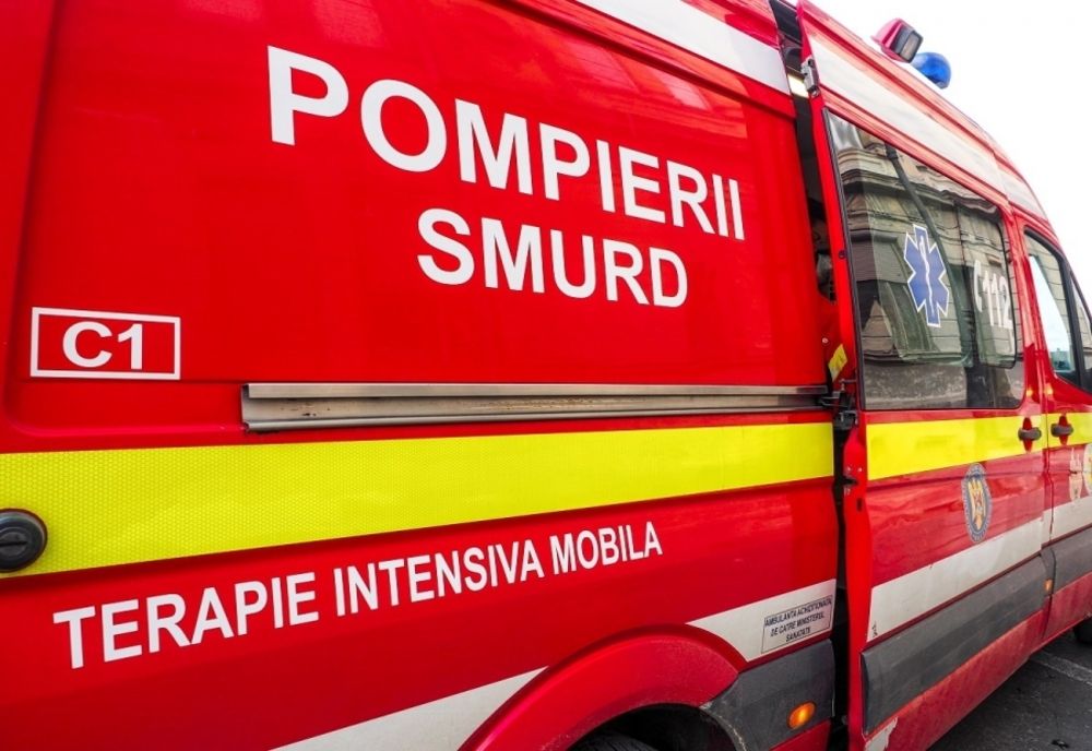 Incendiu puternic la un bloc din București - Două persoane au fost transportate de urgență la spital