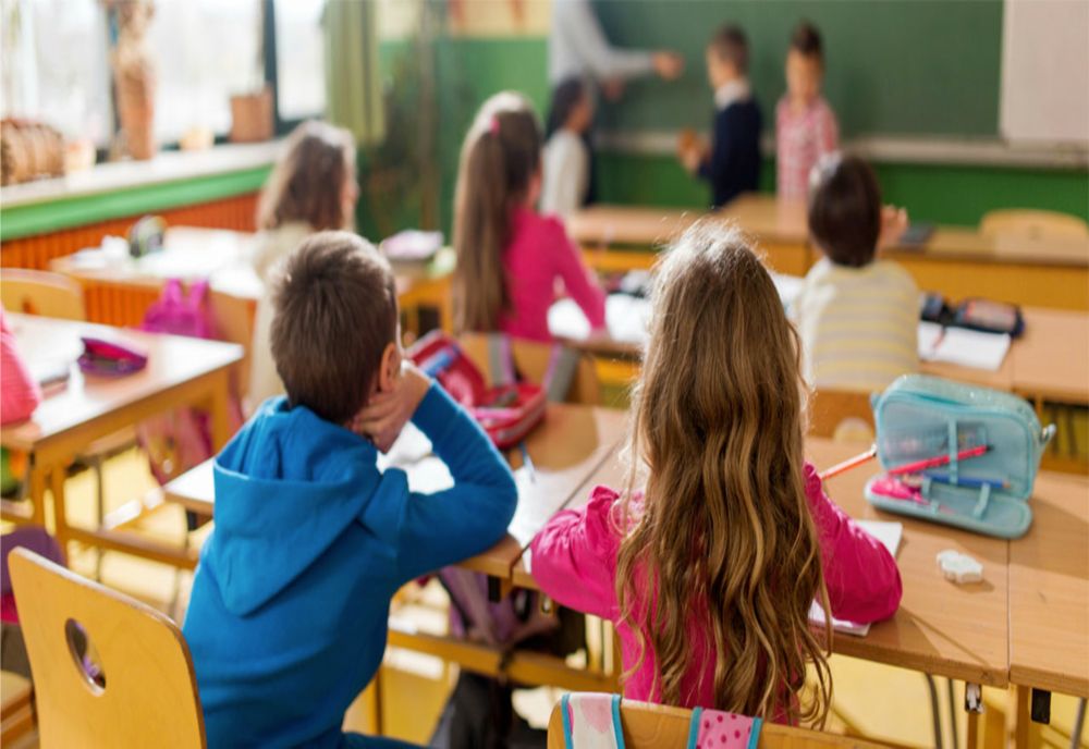 Caz îngrozitor la o grădiniță din București - O fetiță de 2 ani a stat ore în șir pe podea având insuficiență respiratorie - Personalul nu a intervenit