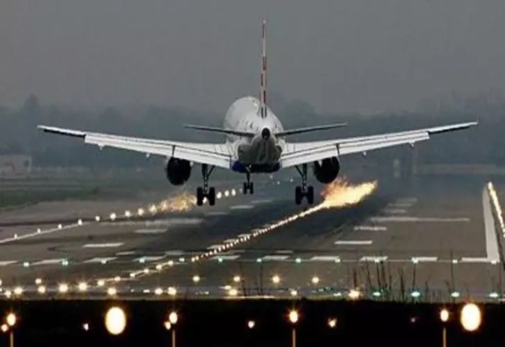 Un avion a revenit pe Aeroportul Otopeni la 10 minute după decolare