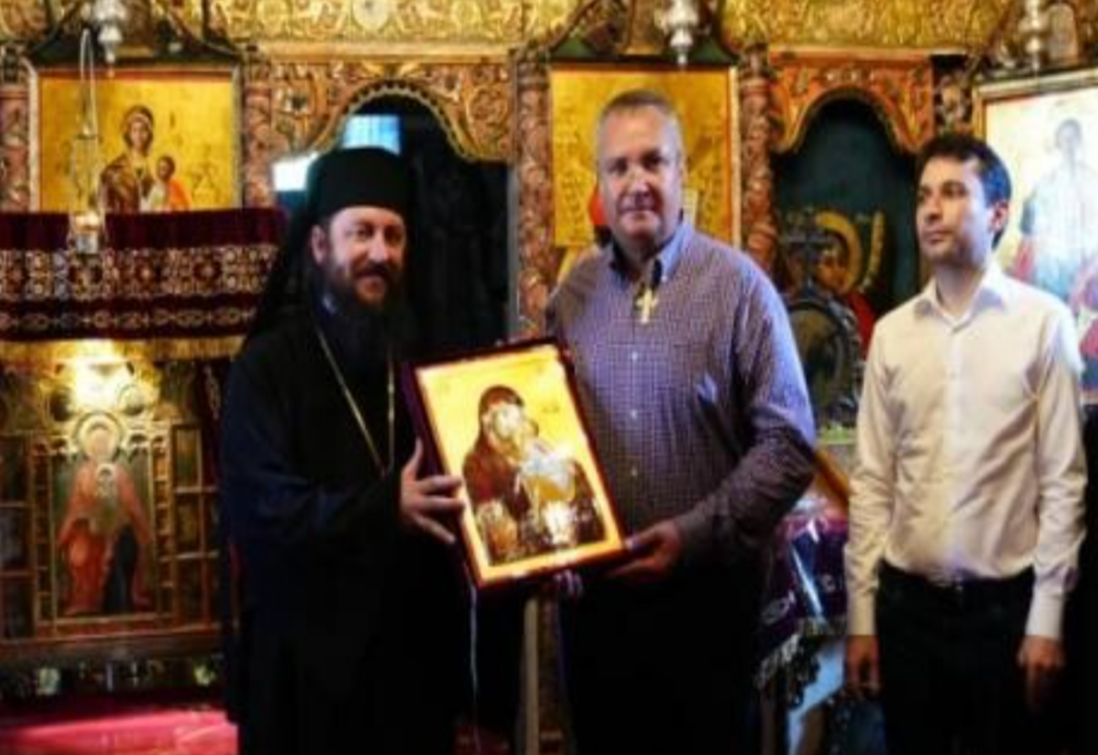 Nicolae Ciucă, decorat cu ordinul eparhial „Crucea Bucovinei” la mănăstirea Voroneț