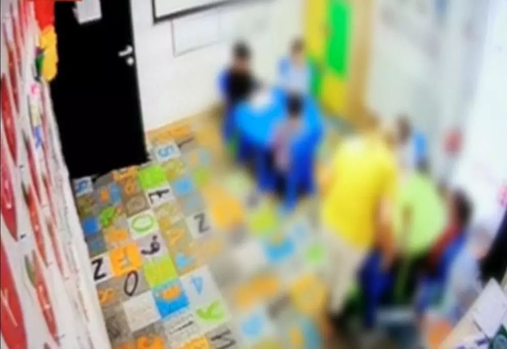 Incident șocant la o grădiniță din Popeşti-Leordeni! O îngrijitoare, surprinsă în timp ce țipă și îi bătea pe copii.
