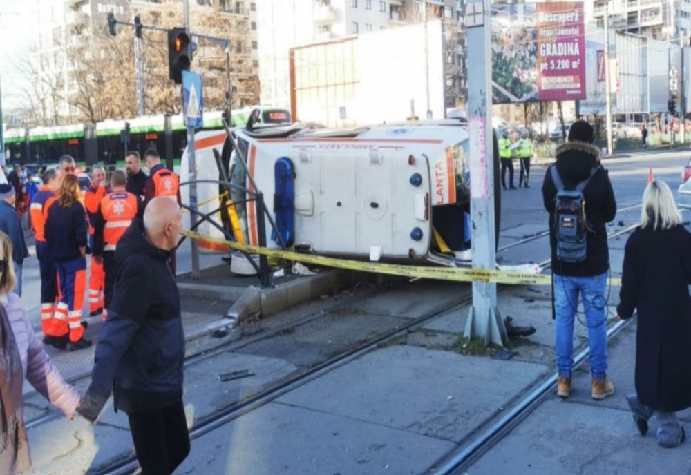 O ambulanță s-a răsturnat pe linia de tramvai, după ce s-a ciocnit cu două autoturisme, în Capitală - Patru răniți