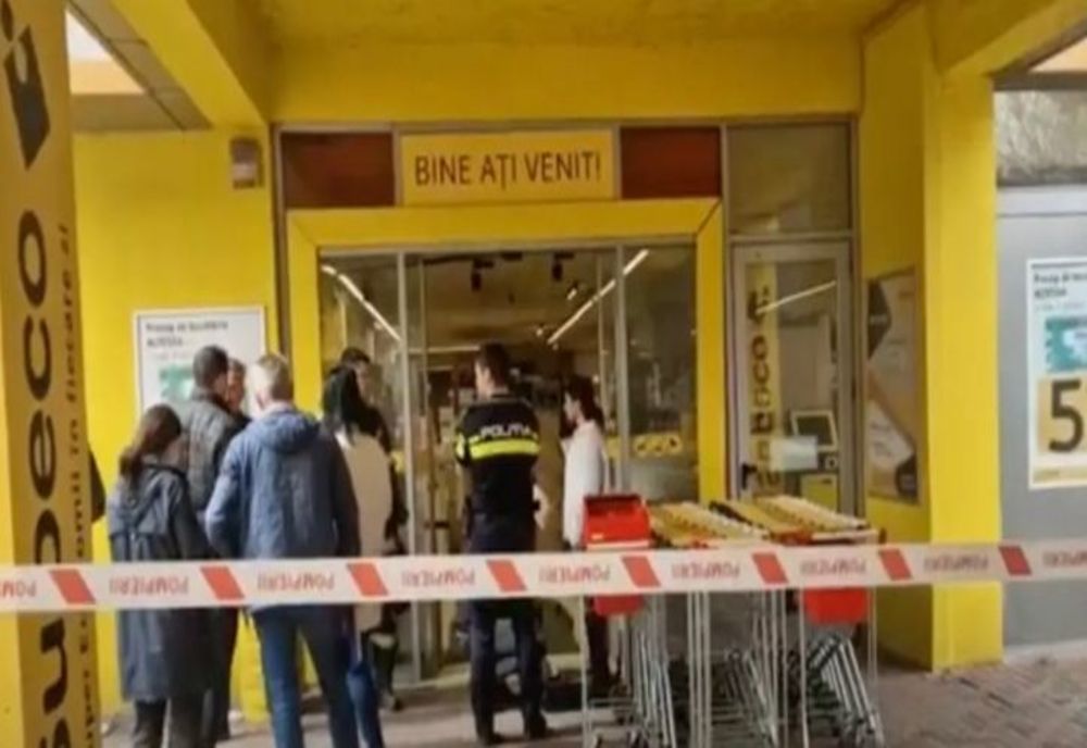 Tavanul unui supermarket din București s-a desprins și a căzut în capul unei cliente în vârstă de 70 de ani
