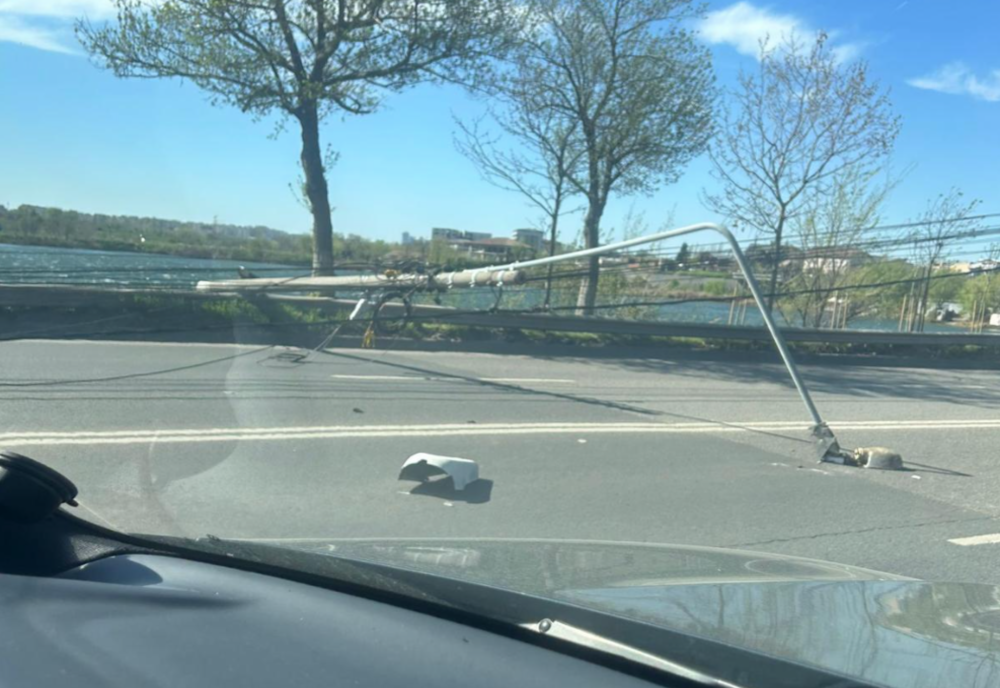 Pericol pe Șoseaua Fundeni din sectorul 2 al Capitalei: Stâlpi prăbușiți în mijlocul drumului, din cauza vântului