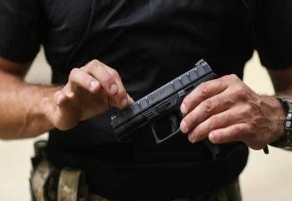 ADOLESCENT CERCETAT DUPĂ CE APARE ÎNTR-UN CLIP ONLINE ÎN TIMP CE TRAGE CU PISTOLUL