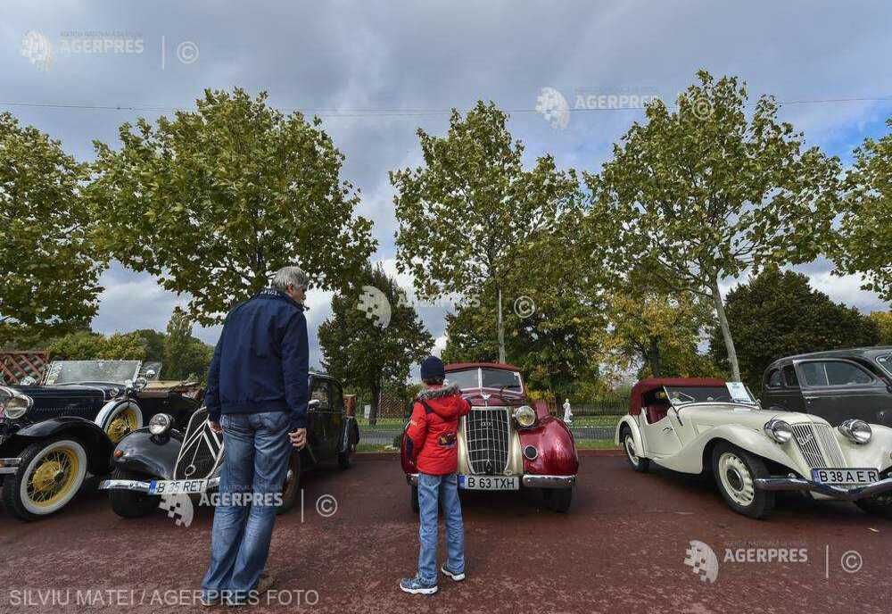 PESTE 200 DE AUTOVEHICULE ISTORICE, DUMINICĂ, LA RETRO PARADA TOAMNEI 2024 DIN PARCUL LUMEA COPIILOR