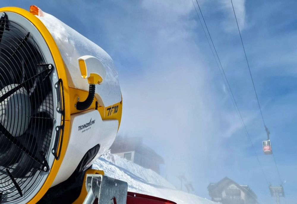 VIDEO CONTINUĂ PREGĂTIRILE PENTRU DESCHIDEREA DOMENIULUI SCHIABIL DIN POIANA BRAȘOV