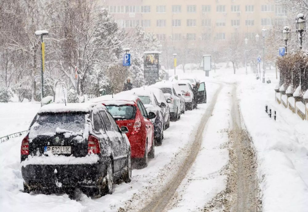 HAOS ÎN BUCUREȘTI DIN CAUZA ZĂPEZII: NICUȘOR DAN ÎȘI PREGĂTEȘTE CAMPANIA LA CĂLDURĂ