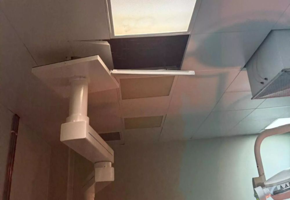 CLIPE DE GROAZĂ ÎN SALA DE OPERAȚIE DE LA SPITALUL MARIUS NASTA. TAVAN PRĂBUȘIT PARȚIAL ÎN TIMPUL UNEI INTERVENȚII CHIRURGICALE 