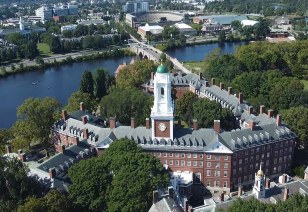 ADMINISTRAȚIA TRUMP INTERZICE UNIVERSITĂȚII HARVARD SĂ ÎNSCRIE STUDENȚI STRĂINI