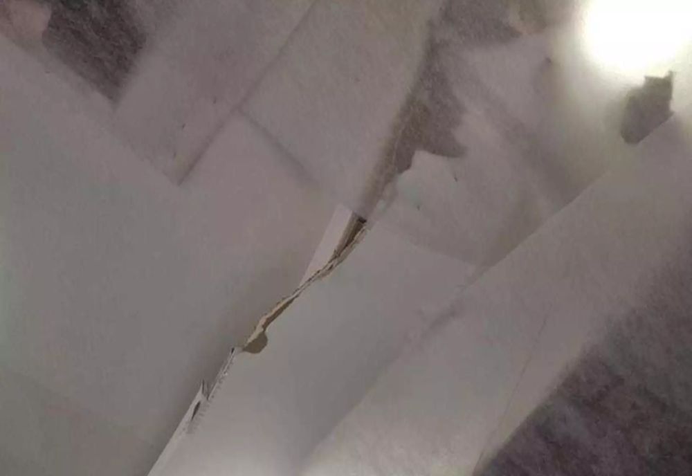 PORȚIUNE DE TAVAN, CĂZUTĂ DEASUPRA UNUI LOC DE JOACĂ DIN SUN PLAZA
