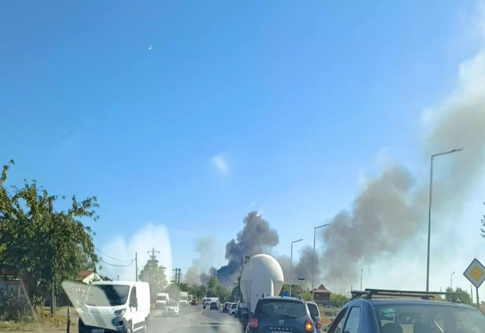 INCENDIU DE PROPORȚII LA GLINA. POMPIERII INTERVIN CU 22 DE AUTOSPECIALE. A FOST EMIS MESAJ RO ALERT 
