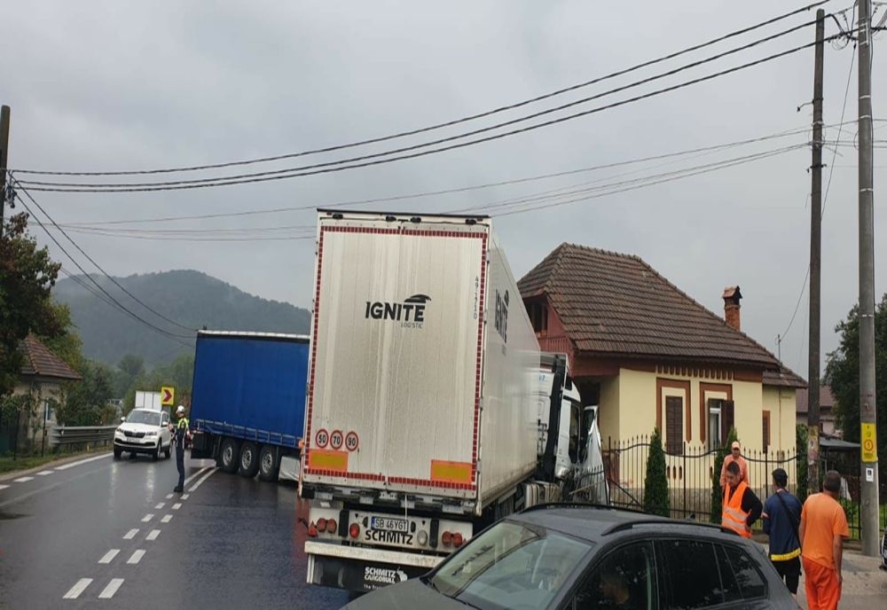 CIRCULAȚIE ÎNGREUNATĂ PE VALEA OLTULUI DUPĂ COLIZIUNEA A DOUĂ TIR-URI