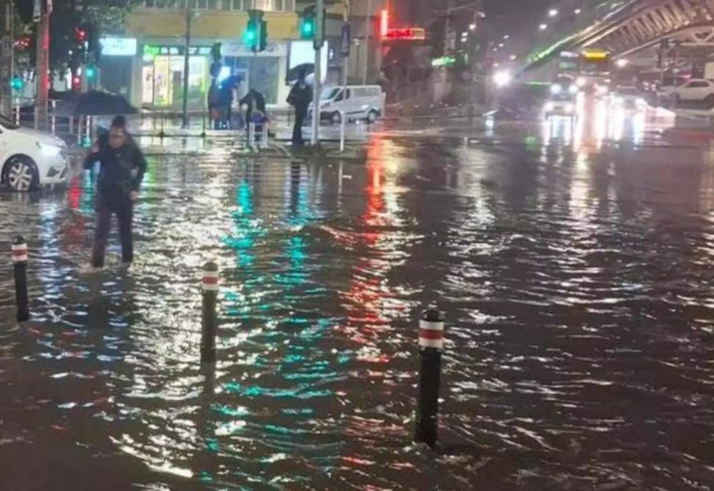 UNDE POT SUNA BUCUREȘTENII PE DURATA CODULUI ROȘU DE PLOI?