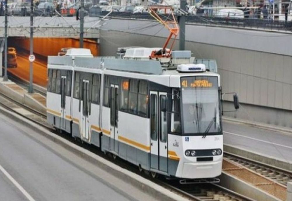 Linia 41, BLOCATĂ în ambele sensuri, după ce o persoană pe trotinetă a căzut pe linia de tramvai: anunțul reprezentanților STB
