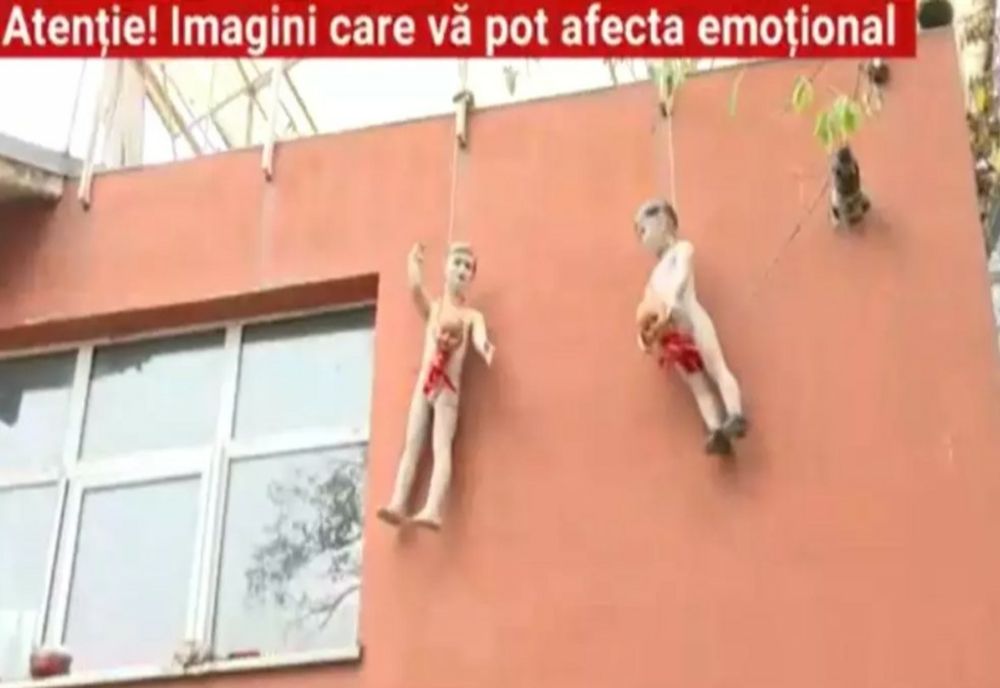 Teroare în cel mai bogat sector al Capitalei: mai multe păpuși de plastic, spânzurate de o clădire, în apropierea ueni școli: oamenii sunt îngroziți