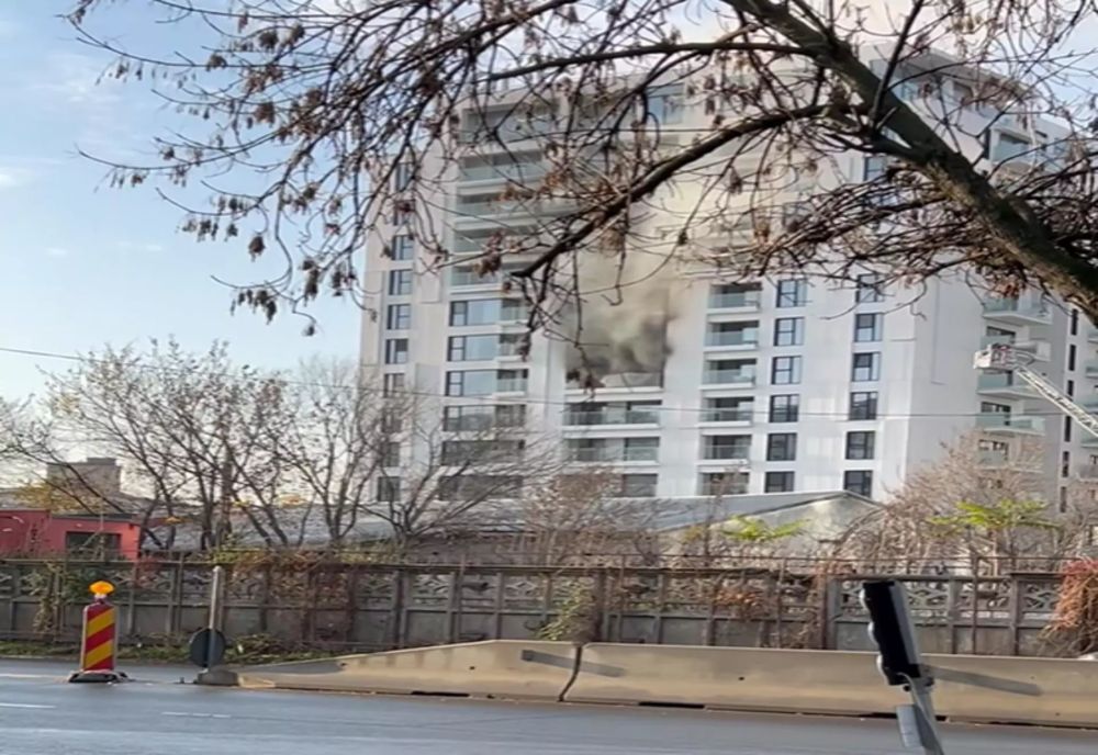Incendiu puternic într-un bloc de 11 etaje din Capitală. Intervenție majoră a pompierilor. 100 de apartamente evacuate - VIDEO
