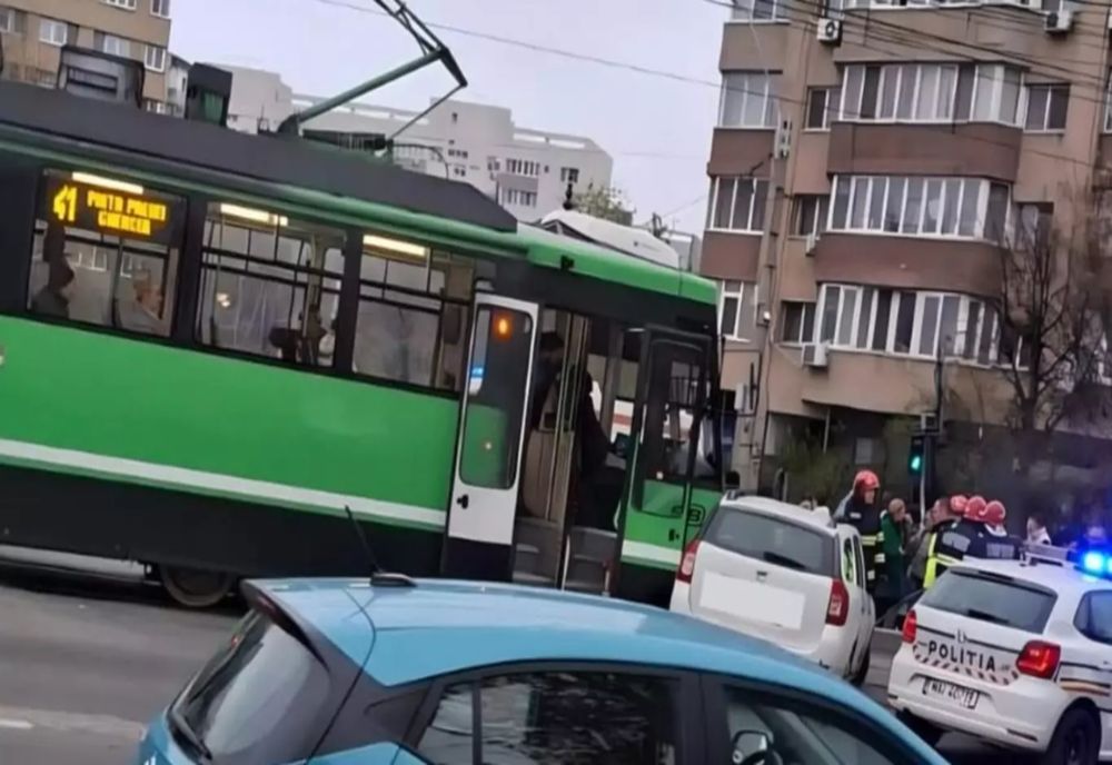 ACCIDENT GRAV PE LINIA DE TRAMVAI 19, ÎN ZONA NERVA TRAIAN. CIRCULAȚIA ESTE BLOCATĂ