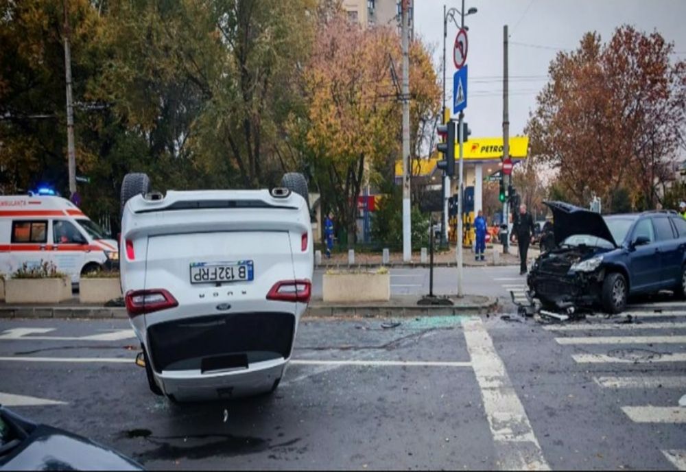 ACCIDENT GRAV PE PODUL COTROCENI DIN BUCUREȘTI: DOUĂ MAȘINI DISTRUSE COMPLET, UNA S-A RĂSTURNAT ÎN INTERSECȚIE