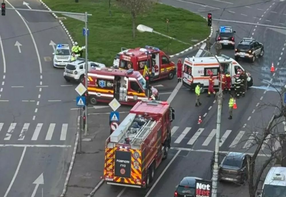 Accident în centrul Capitalei cu o ambulanță care transporta militari - trafic îngreunat. Poliția Militară a ajuns la fața locului