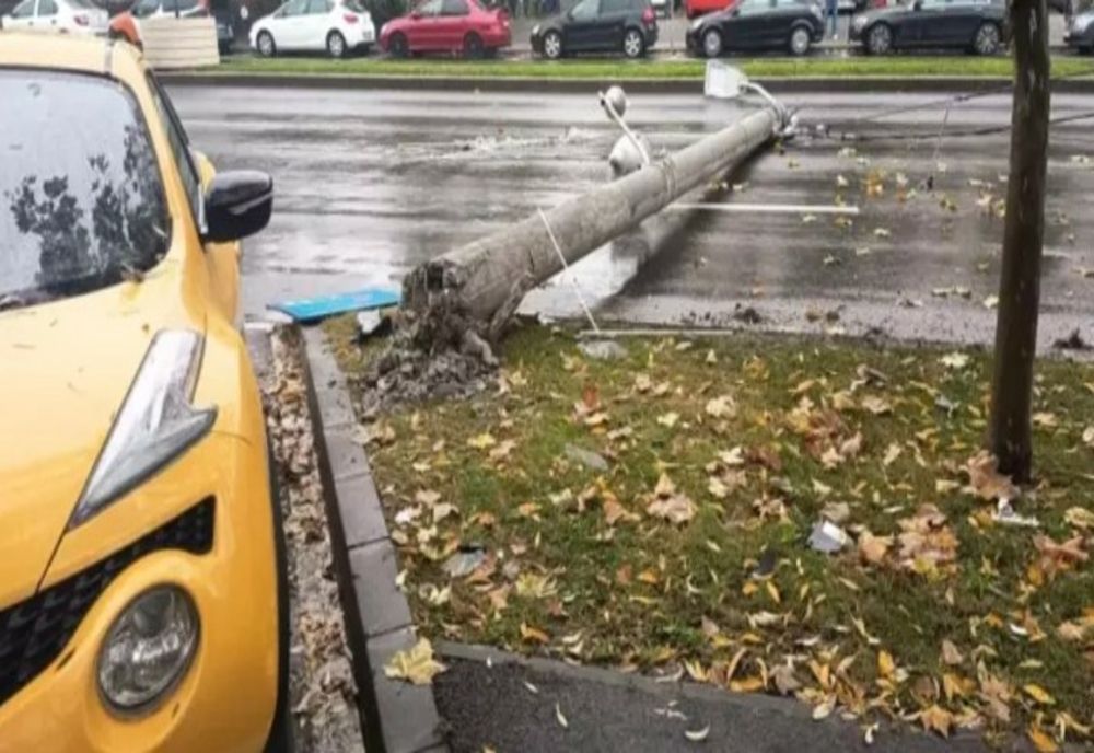 Accident spectaculos în Capitală: o mașină s-a răsturnat după impactul cu un stâlp