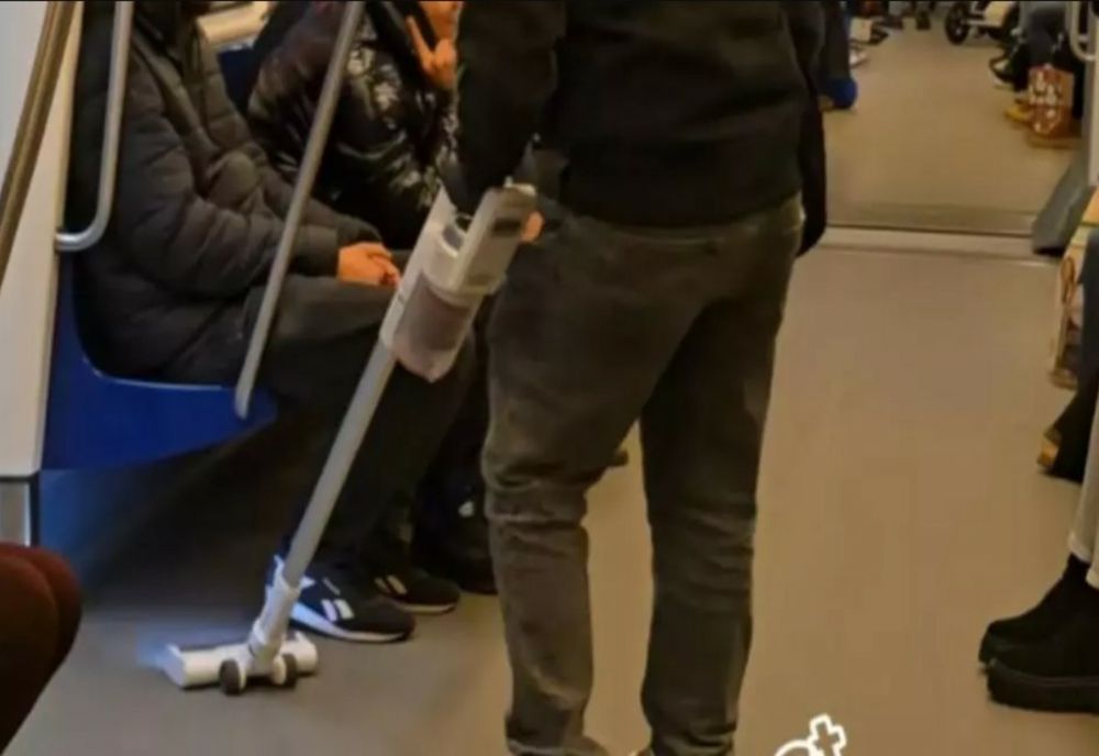 „Curățenie generală” la metrou. Momentul ireal în care un tânăr a început să dea cu aspiratorul printre călători VIDEO