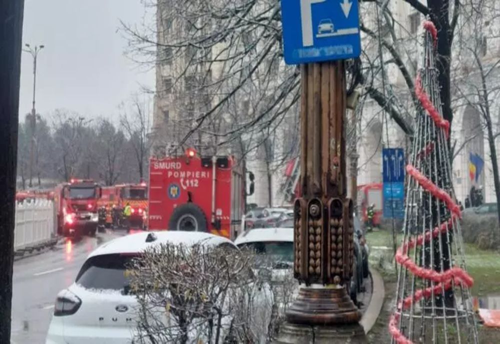 Alertă de incendiu la Ministerul Finanțelor. Mobilizare masivă a pompierilor, trafic restricționat în zonă 