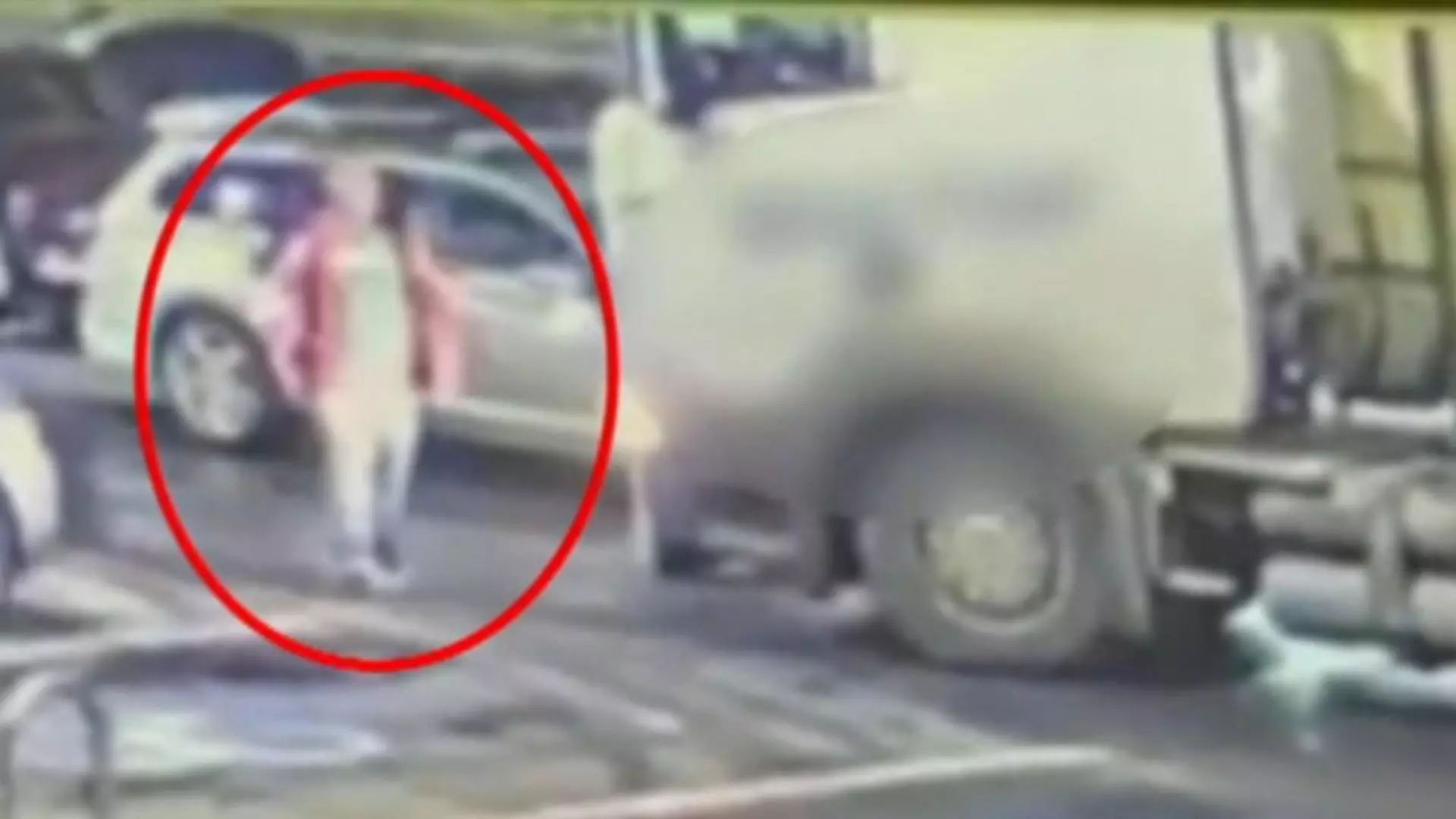 Scandal în parcarea unui supermarket din Sectorul 6: șofer amenințat cu pistolul după un conflict în trafic