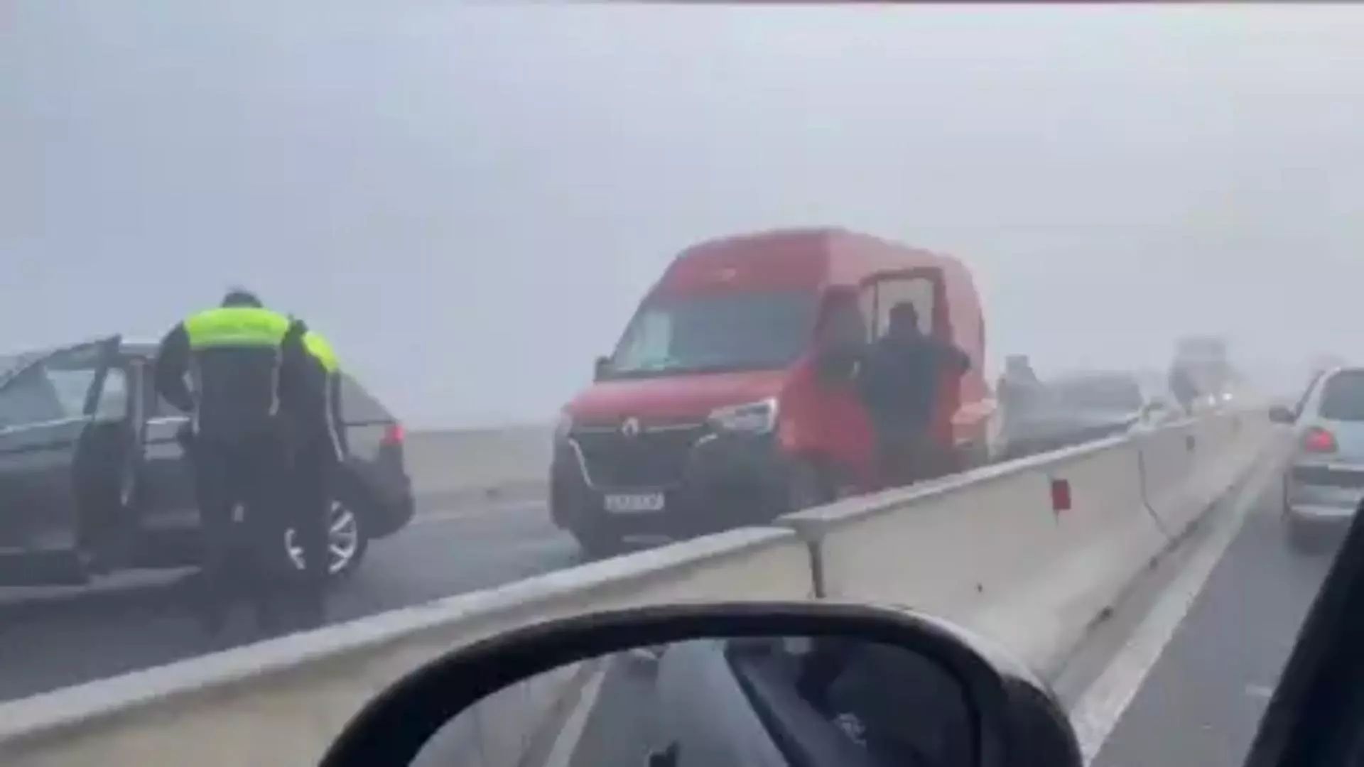 Carambol cu 9 mașini pe DN3, la ieșirea din Constanța. Două persoane au ajuns la spital