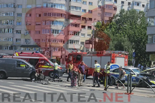 Accident între o autospecială de poliție și o dubiță la intersecția Barbu Văcărescu – Ștefan cel Mare. Linia 1, blocată